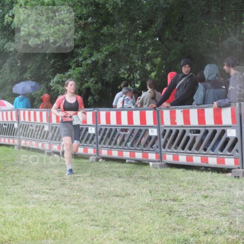 21.06.2025 - 27. Vierlanden-Triathlon KatJ http://msf.ph/oto/8032311 15.06.2025 13:43:02 Ziel 888 meine-sportfotos.de
