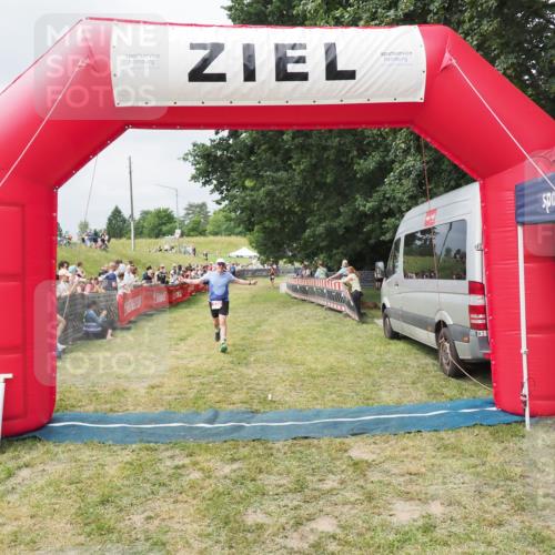 21.06.2025 - 27. Vierlanden-Triathlon MichiJ http://msf.ph/oto/8032312 15.06.2026 12:50:59 Ziel 239 meine-sportfotos.de