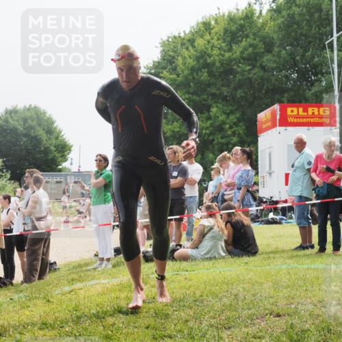 15.06.2025 - 27. Vierlanden-Triathlon KatJ http://msf.ph/oto/8032313 15.06.2025 11:12:17 Schwimmen 785 meine-sportfotos.de