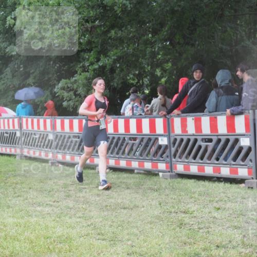 21.06.2025 - 27. Vierlanden-Triathlon KatJ http://msf.ph/oto/8032322 15.06.2025 13:43:03 Ziel 888 meine-sportfotos.de