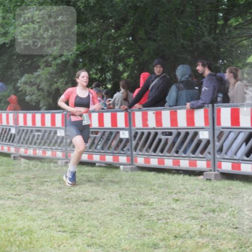 21.06.2025 - 27. Vierlanden-Triathlon KatJ http://msf.ph/oto/8032328 15.06.2025 13:43:03 Ziel 888 meine-sportfotos.de