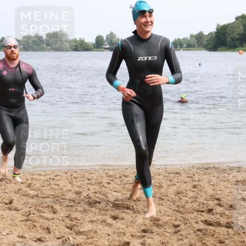 15.06.2025 - 27. Vierlanden-Triathlon Lena Gebhardt http://msf.ph/oto/8032337 15.06.2025 11:14:10 Schwimmen 800, 804, 904, 920, 952, 962 meine-sportfotos.de