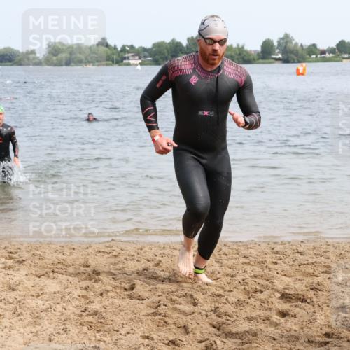 15.06.2025 - 27. Vierlanden-Triathlon Lena Gebhardt http://msf.ph/oto/8032342 15.06.2025 11:14:11 Schwimmen 800, 804, 904, 920, 952, 962 meine-sportfotos.de