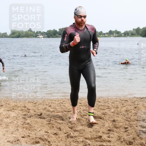 15.06.2025 - 27. Vierlanden-Triathlon Lena Gebhardt http://msf.ph/oto/8032346 15.06.2025 11:14:11 Schwimmen 800, 804, 904, 920, 952, 962 meine-sportfotos.de