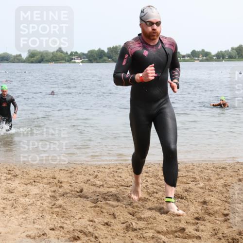 15.06.2025 - 27. Vierlanden-Triathlon Lena Gebhardt http://msf.ph/oto/8032350 15.06.2025 11:14:11 Schwimmen 800, 804, 904, 920, 952, 962 meine-sportfotos.de