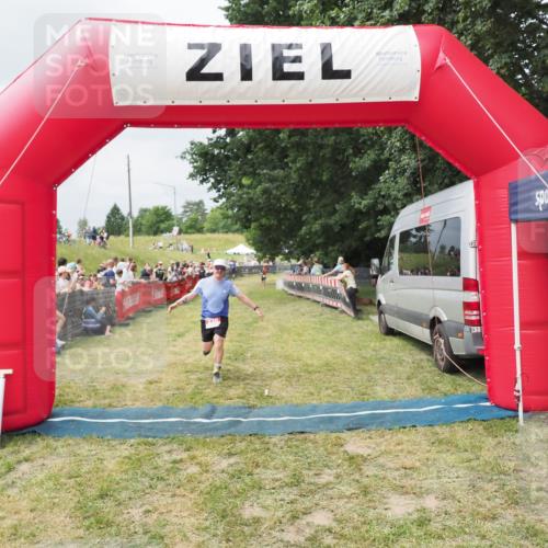 21.06.2025 - 27. Vierlanden-Triathlon MichiJ http://msf.ph/oto/8032351 15.06.2026 12:51:00 Ziel 239 meine-sportfotos.de