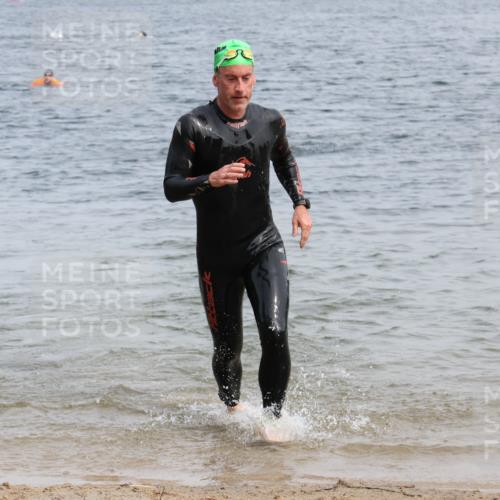 15.06.2025 - 27. Vierlanden-Triathlon Lena Gebhardt http://msf.ph/oto/8032357 15.06.2025 11:14:14 Schwimmen 800, 804, 904, 952, 962 meine-sportfotos.de