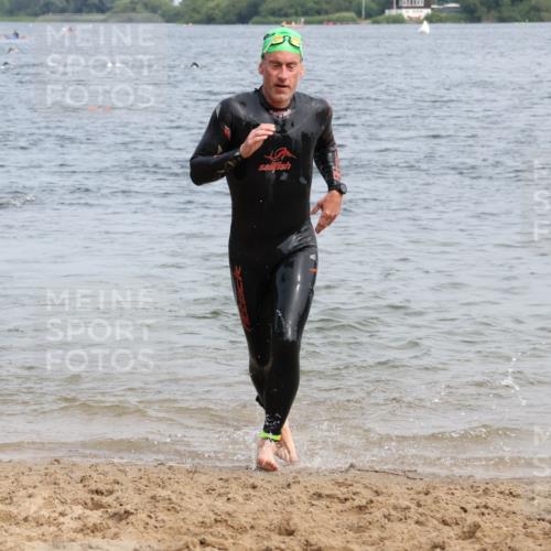 15.06.2025 - 27. Vierlanden-Triathlon Lena Gebhardt http://msf.ph/oto/8032363 15.06.2025 11:14:14 Schwimmen 800, 804, 904, 952, 962 meine-sportfotos.de