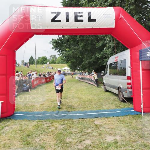 21.06.2025 - 27. Vierlanden-Triathlon MichiJ http://msf.ph/oto/8032364 15.06.2026 12:51:00 Ziel 239 meine-sportfotos.de