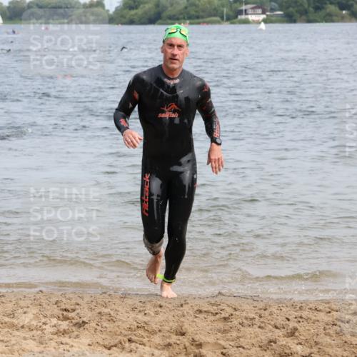 15.06.2025 - 27. Vierlanden-Triathlon Lena Gebhardt http://msf.ph/oto/8032368 15.06.2025 11:14:14 Schwimmen 800, 804, 904, 952, 962 meine-sportfotos.de