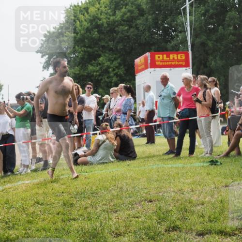 15.06.2025 - 27. Vierlanden-Triathlon KatJ http://msf.ph/oto/8032369 15.06.2025 11:12:37 Schwimmen 968 meine-sportfotos.de