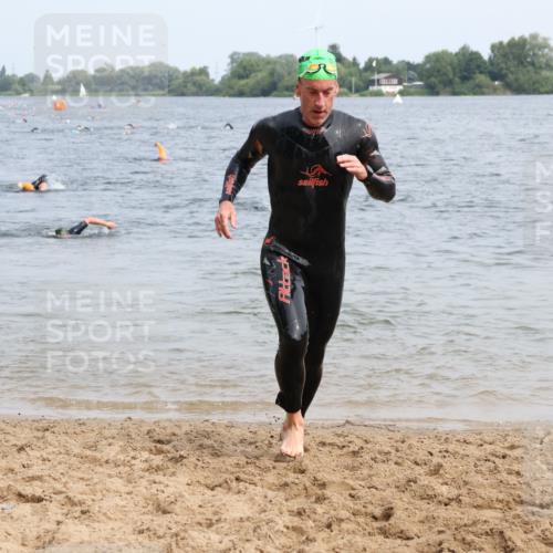 15.06.2025 - 27. Vierlanden-Triathlon Lena Gebhardt http://msf.ph/oto/8032373 15.06.2025 11:14:15 Schwimmen 800, 804, 904, 952, 962 meine-sportfotos.de