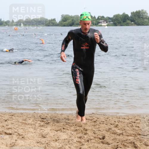 15.06.2025 - 27. Vierlanden-Triathlon Lena Gebhardt http://msf.ph/oto/8032375 15.06.2025 11:14:15 Schwimmen 800, 804, 904, 952, 962 meine-sportfotos.de