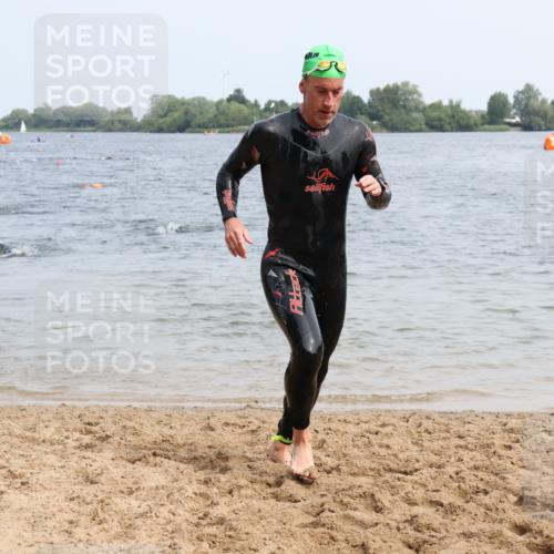 15.06.2025 - 27. Vierlanden-Triathlon Lena Gebhardt http://msf.ph/oto/8032379 15.06.2025 11:14:16 Schwimmen 804, 833, 904, 952, 962 meine-sportfotos.de