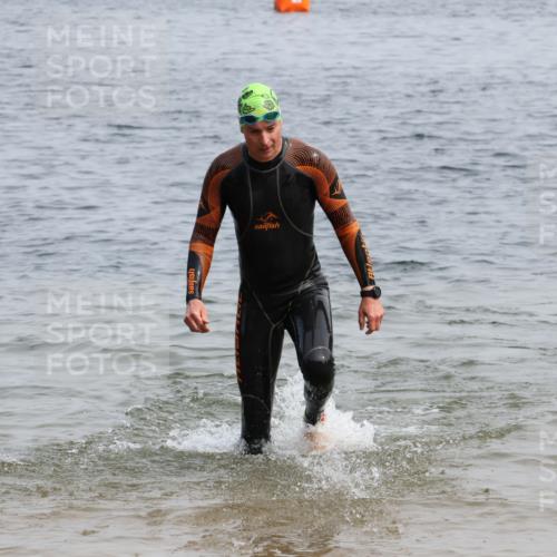 15.06.2025 - 27. Vierlanden-Triathlon Lena Gebhardt http://msf.ph/oto/8032389 15.06.2025 11:14:22 Schwimmen 804, 833, 958, 962 meine-sportfotos.de