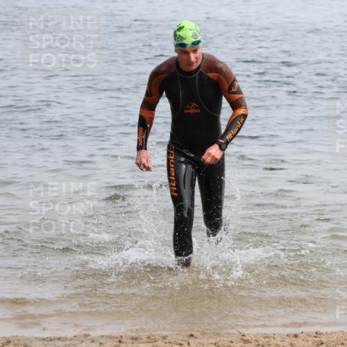15.06.2025 - 27. Vierlanden-Triathlon Lena Gebhardt http://msf.ph/oto/8032393 15.06.2025 11:14:23 Schwimmen 804, 833, 958 meine-sportfotos.de
