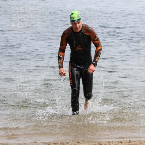 15.06.2025 - 27. Vierlanden-Triathlon Lena Gebhardt http://msf.ph/oto/8032396 15.06.2025 11:14:23 Schwimmen 804, 833, 958 meine-sportfotos.de
