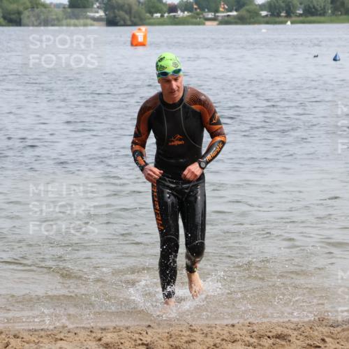 15.06.2025 - 27. Vierlanden-Triathlon Lena Gebhardt http://msf.ph/oto/8032398 15.06.2025 11:14:24 Schwimmen 804, 833, 958 meine-sportfotos.de