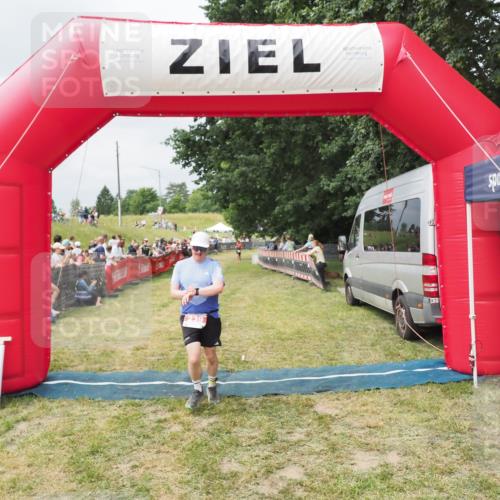 21.06.2025 - 27. Vierlanden-Triathlon MichiJ http://msf.ph/oto/8032401 15.06.2026 12:51:01 Ziel 239 meine-sportfotos.de