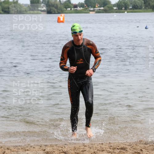 15.06.2025 - 27. Vierlanden-Triathlon Lena Gebhardt http://msf.ph/oto/8032404 15.06.2025 11:14:24 Schwimmen 804, 833, 958 meine-sportfotos.de