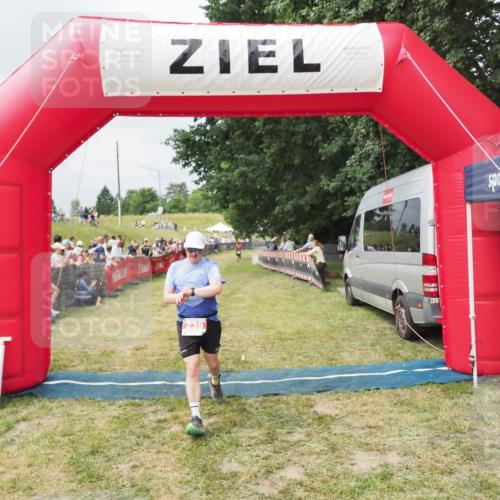 21.06.2025 - 27. Vierlanden-Triathlon MichiJ http://msf.ph/oto/8032409 15.06.2026 12:51:01 Ziel 239 meine-sportfotos.de