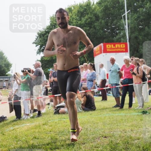 15.06.2025 - 27. Vierlanden-Triathlon KatJ http://msf.ph/oto/8032421 15.06.2025 11:12:39 Schwimmen 968 meine-sportfotos.de