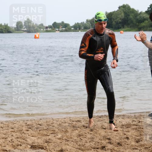 15.06.2025 - 27. Vierlanden-Triathlon Lena Gebhardt http://msf.ph/oto/8032422 15.06.2025 11:14:25 Schwimmen 804, 833, 958 meine-sportfotos.de