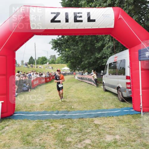 21.06.2025 - 27. Vierlanden-Triathlon MichiJ http://msf.ph/oto/8032423 15.06.2026 12:51:08 Ziel 239, 695 meine-sportfotos.de