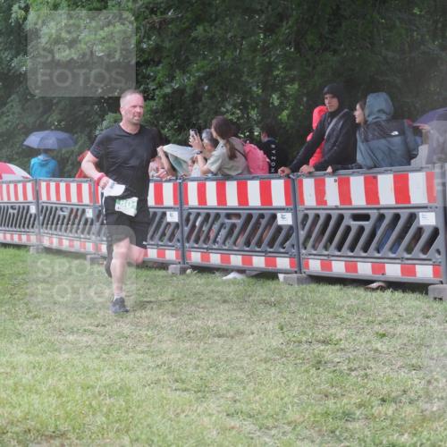 21.06.2025 - 27. Vierlanden-Triathlon KatJ http://msf.ph/oto/8032425 15.06.2025 13:43:13 Ziel 720, 801 meine-sportfotos.de