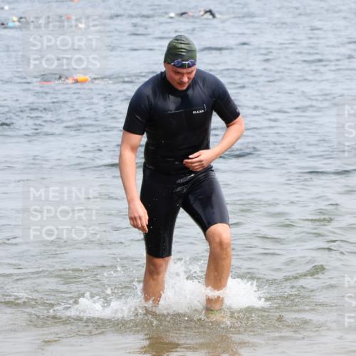 15.06.2025 - 27. Vierlanden-Triathlon Lena Gebhardt http://msf.ph/oto/8032434 15.06.2025 11:14:27 Schwimmen 833, 958 meine-sportfotos.de