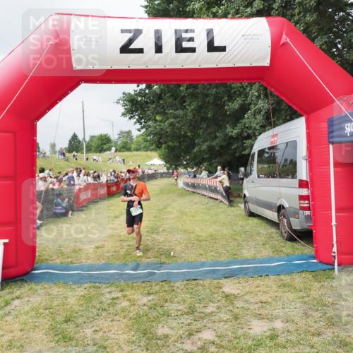 21.06.2025 - 27. Vierlanden-Triathlon MichiJ http://msf.ph/oto/8032437 15.06.2026 12:51:08 Ziel 239, 695 meine-sportfotos.de