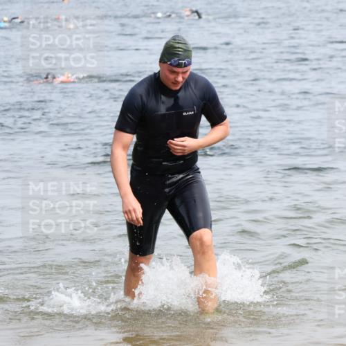 15.06.2025 - 27. Vierlanden-Triathlon Lena Gebhardt http://msf.ph/oto/8032441 15.06.2025 11:14:27 Schwimmen 833, 958 meine-sportfotos.de