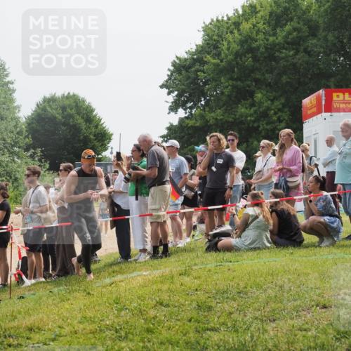 15.06.2025 - 27. Vierlanden-Triathlon KatJ http://msf.ph/oto/8032444 15.06.2025 11:12:50 Schwimmen 858, 928, 982 meine-sportfotos.de