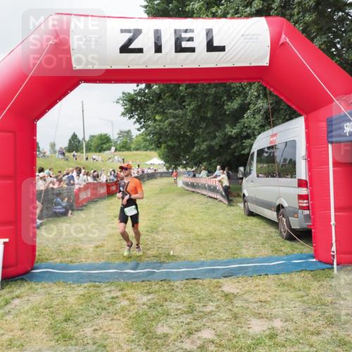 21.06.2025 - 27. Vierlanden-Triathlon MichiJ http://msf.ph/oto/8032445 15.06.2026 12:51:08 Ziel 239, 695 meine-sportfotos.de