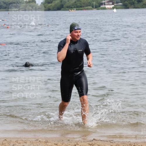 15.06.2025 - 27. Vierlanden-Triathlon Lena Gebhardt http://msf.ph/oto/8032447 15.06.2025 11:14:28 Schwimmen 833, 958 meine-sportfotos.de