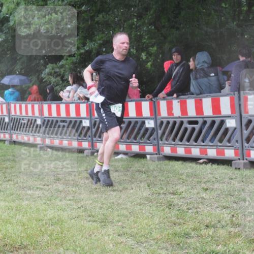 21.06.2025 - 27. Vierlanden-Triathlon KatJ http://msf.ph/oto/8032450 15.06.2025 13:43:13 Ziel 720, 801 meine-sportfotos.de