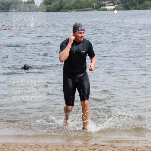 15.06.2025 - 27. Vierlanden-Triathlon Lena Gebhardt http://msf.ph/oto/8032451 15.06.2025 11:14:28 Schwimmen 833, 958 meine-sportfotos.de