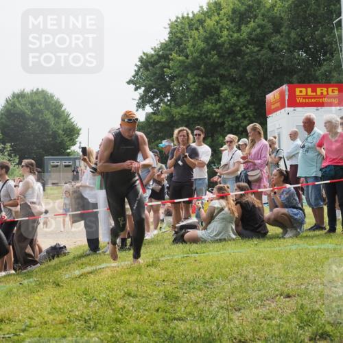 15.06.2025 - 27. Vierlanden-Triathlon KatJ http://msf.ph/oto/8032453 15.06.2025 11:12:51 Schwimmen 858, 928, 982 meine-sportfotos.de