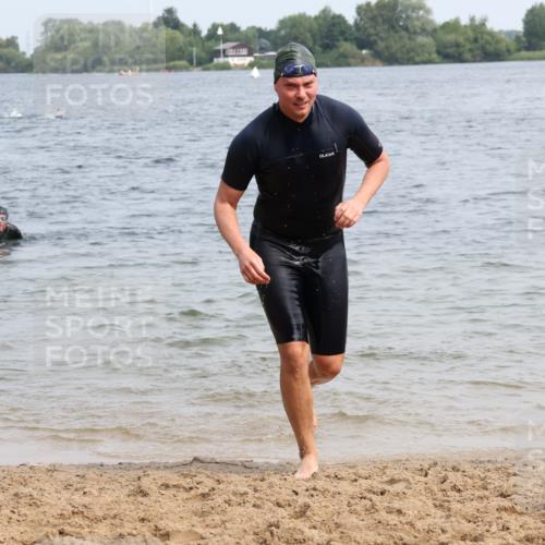 15.06.2025 - 27. Vierlanden-Triathlon Lena Gebhardt http://msf.ph/oto/8032458 15.06.2025 11:14:29 Schwimmen 833, 958 meine-sportfotos.de