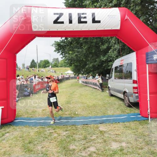 21.06.2025 - 27. Vierlanden-Triathlon MichiJ http://msf.ph/oto/8032459 15.06.2026 12:51:08 Ziel 239, 695 meine-sportfotos.de