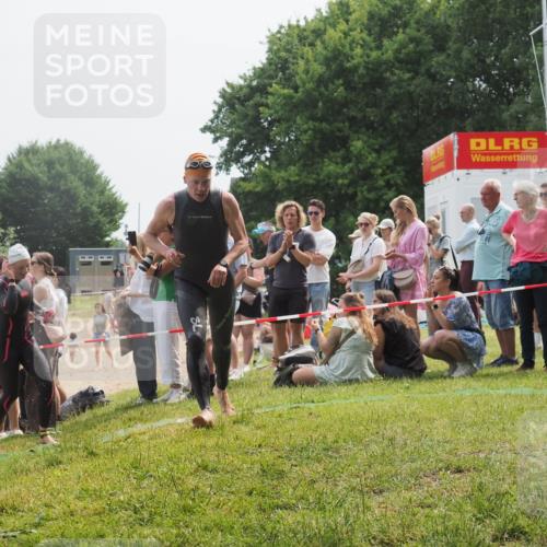 15.06.2025 - 27. Vierlanden-Triathlon KatJ http://msf.ph/oto/8032466 15.06.2025 11:12:51 Schwimmen 858, 928, 982 meine-sportfotos.de