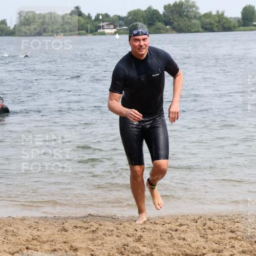 15.06.2025 - 27. Vierlanden-Triathlon Lena Gebhardt http://msf.ph/oto/8032467 15.06.2025 11:14:30 Schwimmen 833, 958 meine-sportfotos.de