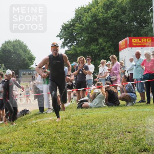 15.06.2025 - 27. Vierlanden-Triathlon KatJ http://msf.ph/oto/8032473 15.06.2025 11:12:51 Schwimmen 858, 928, 982 meine-sportfotos.de