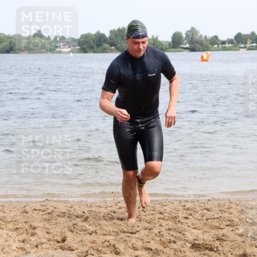 15.06.2025 - 27. Vierlanden-Triathlon Lena Gebhardt http://msf.ph/oto/8032474 15.06.2025 11:14:30 Schwimmen 833, 958 meine-sportfotos.de