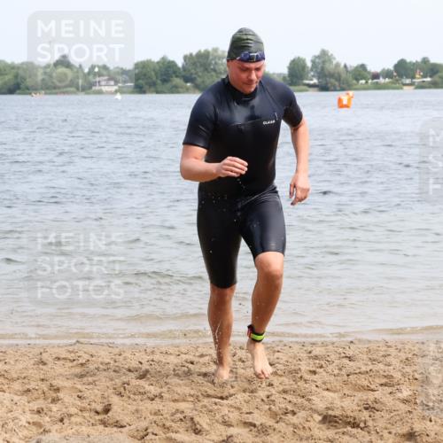 15.06.2025 - 27. Vierlanden-Triathlon Lena Gebhardt http://msf.ph/oto/8032480 15.06.2025 11:14:30 Schwimmen 833, 958 meine-sportfotos.de