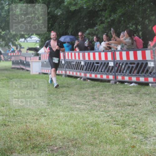 21.06.2025 - 27. Vierlanden-Triathlon KatJ http://msf.ph/oto/8032481 15.06.2025 13:43:19 Ziel 720, 945 meine-sportfotos.de