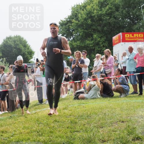 15.06.2025 - 27. Vierlanden-Triathlon KatJ http://msf.ph/oto/8032485 15.06.2025 11:12:52 Schwimmen 858, 928, 982 meine-sportfotos.de