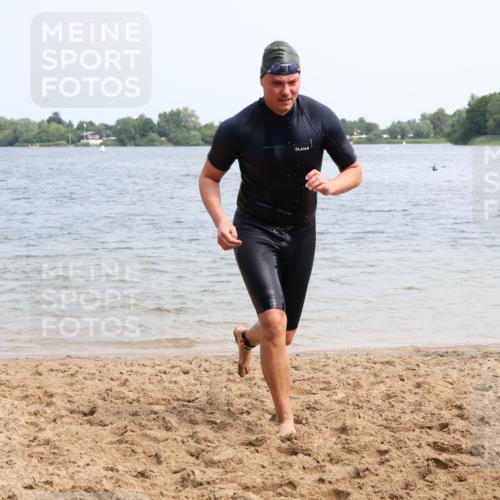 15.06.2025 - 27. Vierlanden-Triathlon Lena Gebhardt http://msf.ph/oto/8032487 15.06.2025 11:14:31 Schwimmen 833, 958 meine-sportfotos.de