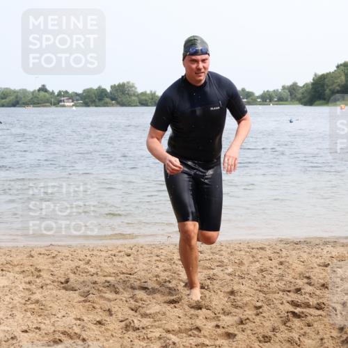 15.06.2025 - 27. Vierlanden-Triathlon Lena Gebhardt http://msf.ph/oto/8032492 15.06.2025 11:14:31 Schwimmen 833, 958 meine-sportfotos.de