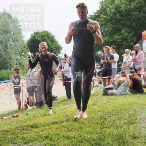 15.06.2025 - 27. Vierlanden-Triathlon KatJ http://msf.ph/oto/8032494 15.06.2025 11:12:52 Schwimmen 858, 928, 982 meine-sportfotos.de